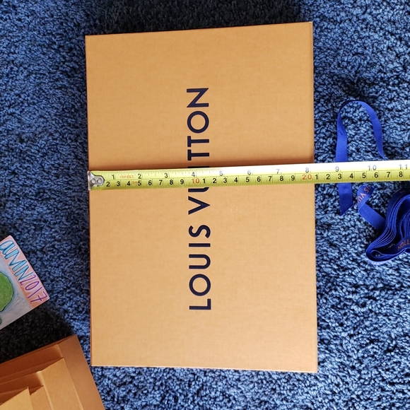 Louis Vuitton Box and Ribbon - Picture 3 of 6